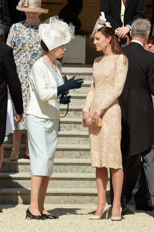  퀸 Elizabeth II Hosts a Garden Party