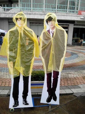  Taemin's standees at Shanghai wearing rain coats just to 'prevent' they can catch a cold