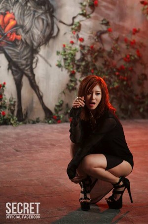  Hyosung cuts from the set of her 'Good-night Kiss' MV