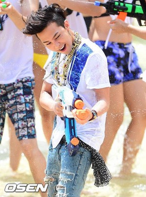  G-Dragon - Dry Finish “d WATER FIGHT in ocean world❤ ❥