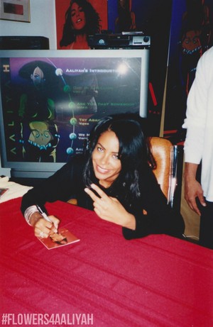  aaliyah signing Red album ♥