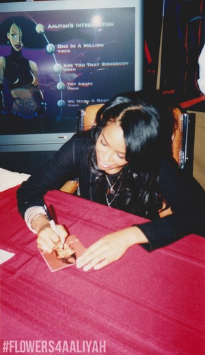  Aaliyah signing Red album ♥