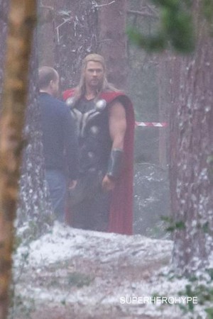  Avengers: Age of Ultron - Set Pics of Chris Hemsworth
