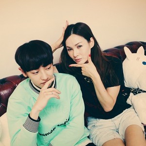  Chanyeol 140702 Instagram Update: 소라누나와 모델놀이!! 시크하다