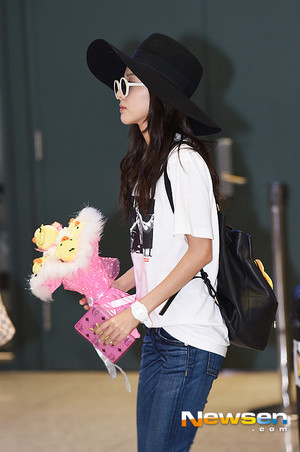  Dara at Incheon Airport back from Singapore