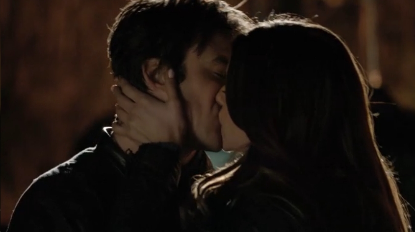 Elena kisses Damon 5x21