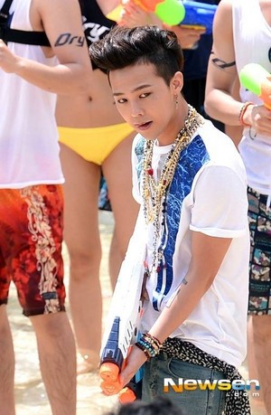  G-Dragon - Dry Finish “d WATER FIGHT in ocean world❤ ❥