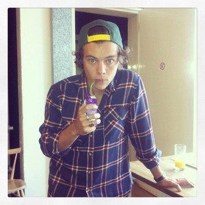  Harry Styles drinking appel, apple sap