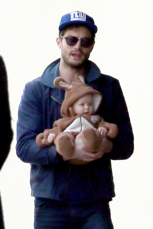  Jamie Dornan and his baby daughter