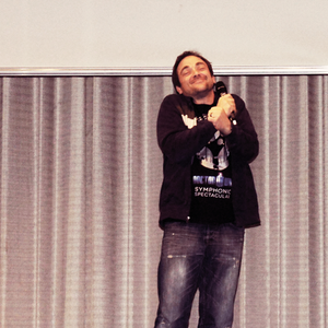  Mark Sheppard trying to hug the ファン