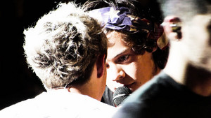  Niall bạn are so lucky to be at the end of that stare !!