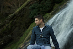  Sitting سے طرف کی the waterfall