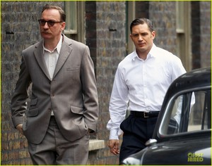  Tom Hardy Gets Really Serious For 'Legend'!
