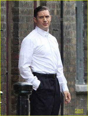  Tom Hardy Gets Really Serious For 'Legend'!