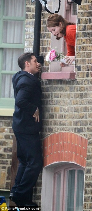  Tom Hardy climbs drainpipe to steal চুম্বন and 'propose' to Emily Browning as they film Krays biopic