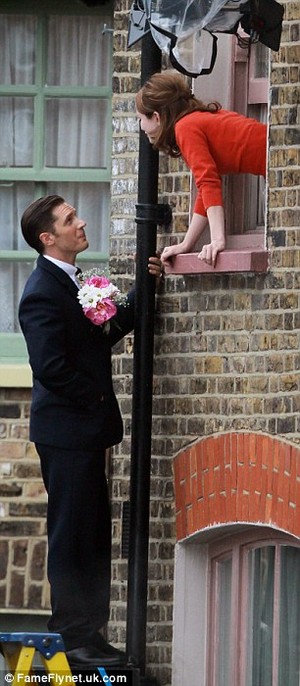  Tom Hardy climbs drainpipe to steal ciuman and 'propose' to Emily Browning as they film Krays biopic