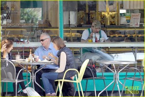  Tom Stops of for a Spot of Brekkie at a Luân Đôn Cafe
