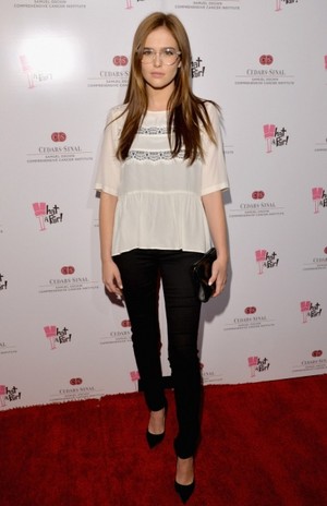  Zoey Deutch at the What A Pair! Benefit konser