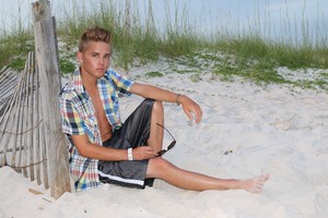  justin bieber look alke model at the beach!