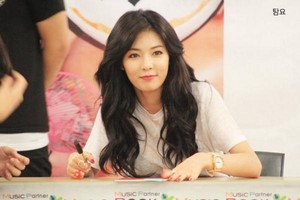  140801 HyunA @ 1st Fansign in Lotte Mall