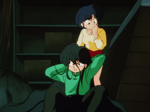  Akane helps Ranma with his hair