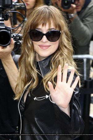  Dakota arriving @ Chanel दिखाना in Paris - July 8th