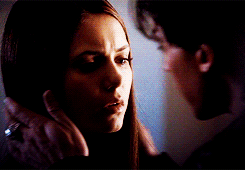  Damon n Elena baciare