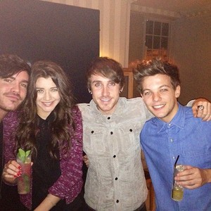  Eleanor and Louis with 프렌즈 from the New Year's Party 2012