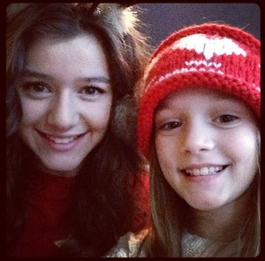Eleanor and one of Louis's sisters ❤