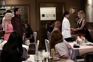  Young and Hungry - Episode 1.03 - Young & Lesbian - Promotional 사진