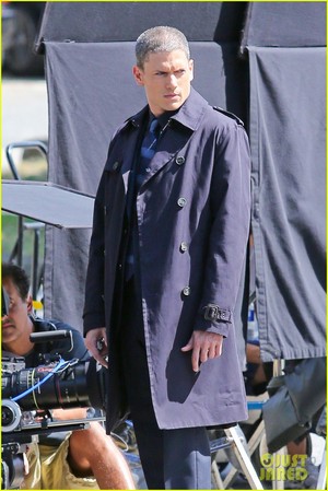  : Wentworth Miller is a silver fox, mbweha with his new grey hair on the set