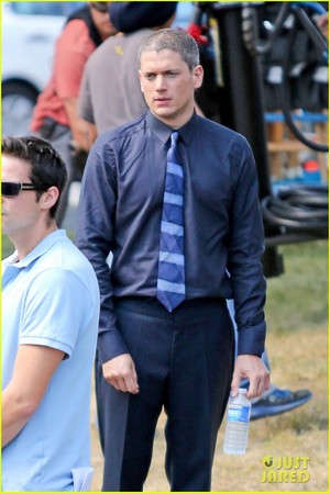  : Wentworth Miller is a silver лиса, фокс with his new grey hair on the set