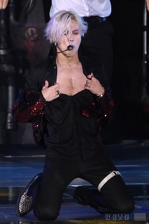  140815 SMTOWN in SEOUL 4 - SILVER HAIR TAEMIN TEARING HIS рубашка