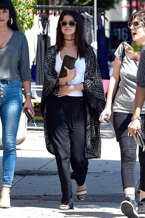  August 21: Selena out for lunch with Друзья in West Hollywood, CA
