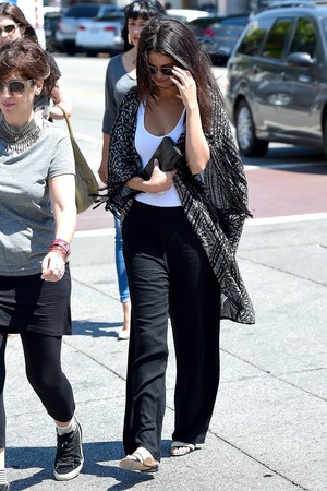  August 21: Selena out for lunch with 老友记 in West Hollywood, CA