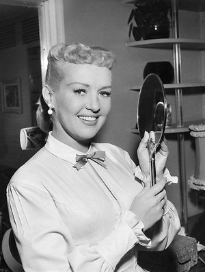  Betty Grable -Elizabeth Ruth Grable( December 18, 1916 – July 2, 1973)