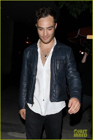  Ed Westwick Keeps His camisa Unbuttoned