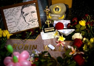  꽃 are placed in memory of actor/comedian Robin Williams' Walk of Fame 별, 스타 in the Hollywood
