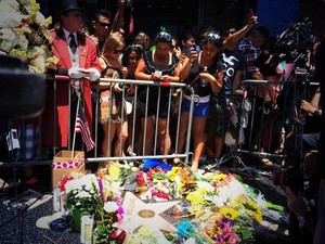  fleurs placed at Robin Williams's étoile, star Walk Of Fame In Hollywood August 11th 2014 LEGENDS NEVER DIE