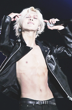  HOT SEXY SHIRTLESS TAEMIN WITH SILVER HAIR