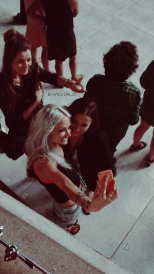  Lou and Sophia taking a selfie and getting bức ảnh bombed bởi Eleanor
