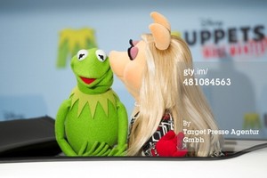  Miss Piggy and Kermit
