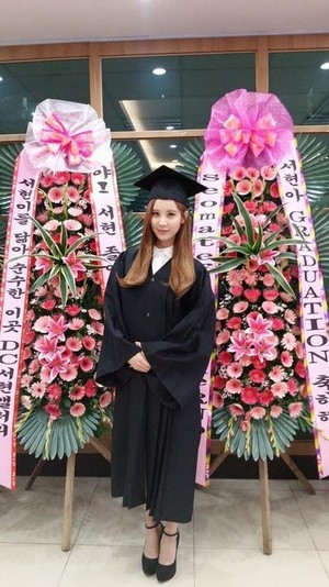  Seohyun Graduation from Dongguk universität