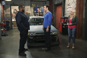  Young and Hungry - Episode 1.08 - Young & Car-Less Promotional foto's