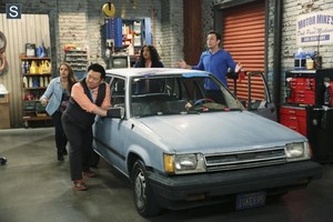  Young and Hungry - Episode 1.08 - Young & Car-Less Promotional fotografias