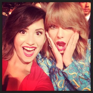  ddlovato: Look who I got to see tonight!!!! ❤❤❤ wewe @taylorswift 👯 #VMAs2014
