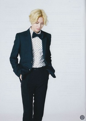  [SCAN] SHINee’s 3rd Japanese album “I’m your boy” Photobook - Taemin
