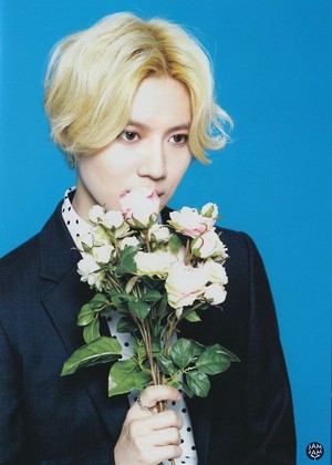 [SCAN] SHINee’s 3rd Japanese album “I’m your boy” Photobook - Taemin