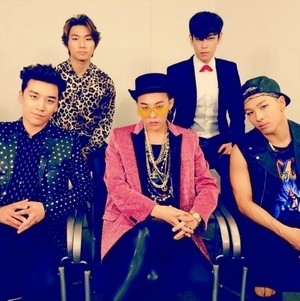  Big Bang gathers for a group фото after a long time
