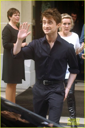  Daniel Radcliffe exiting his hotel (September 17) (Fb.com/DanieljacobRadcliffeFanClub)